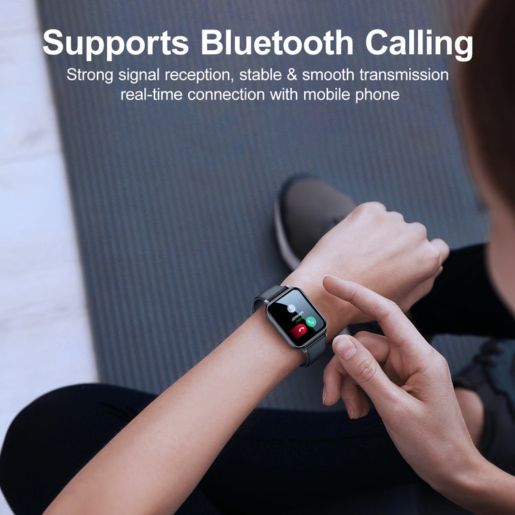 Eine Person bedient eine Smartwatch am Handgelenk mit eingehendem Anruf und Text für Bluetooth-Anrufe.