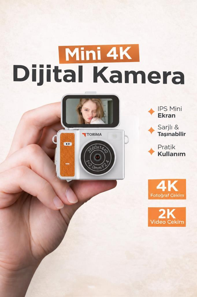 Bir el, kadın yüzü gösteren IPS ekranlı beyaz ve kahverengi mini dijital kamerayı tutuyor.