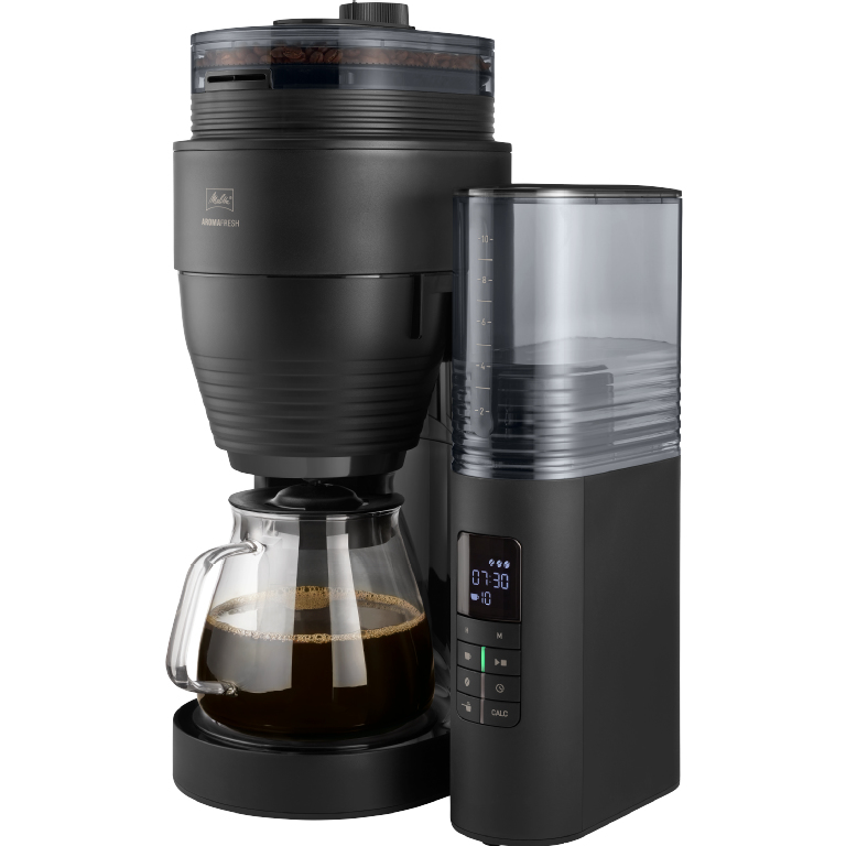 Caffettiera a filtro nera con macinacaffè integrato, serbatoio dell'acqua e caraffa di vetro piena di caffè.