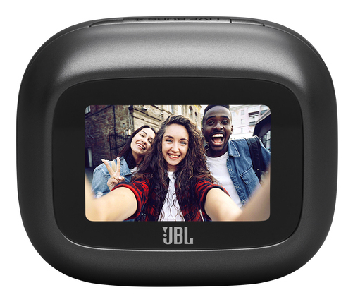 Custodia di ricarica JBL nera con schermo che mostra un trio felice che fa un selfie.