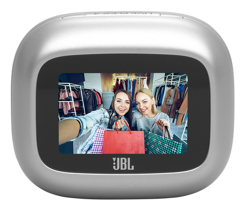 Una custodia di ricarica JBL argentata mostra due donne sorridenti con borse della spesa.