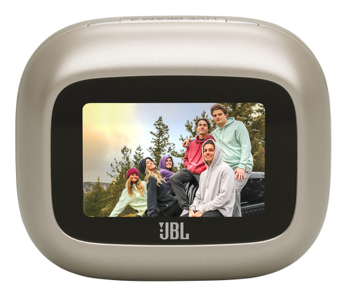 Custodia di ricarica JBL dorata con touchscreen integrato che mostra un gruppo di cinque amici sorridenti all'aperto.