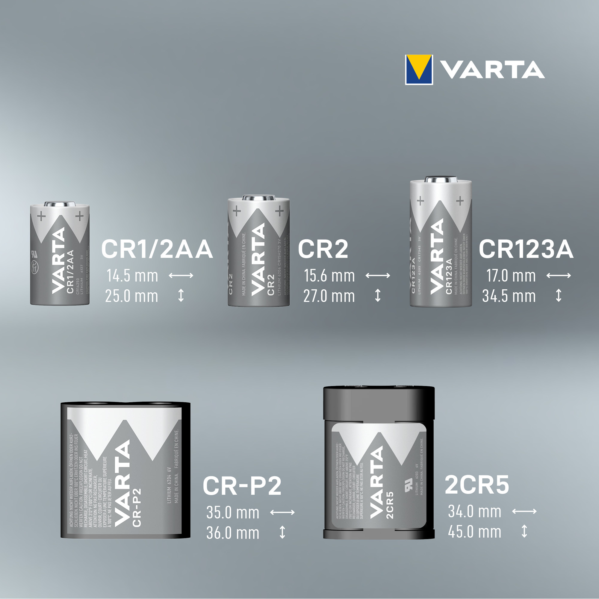 Varias baterías de litio Varta con medidas de tamaño sobre un fondo gris.