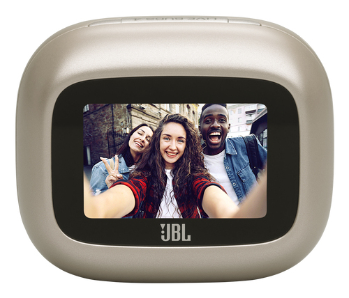 Custodia di ricarica JBL dorata con schermo che mostra tre amici sorridenti che fanno un selfie.