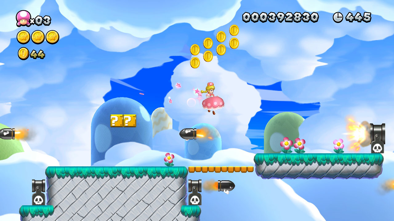 La Principessa Peach fluttua nel cielo azzurro di un videogioco, circondata da monete e piattaforme.