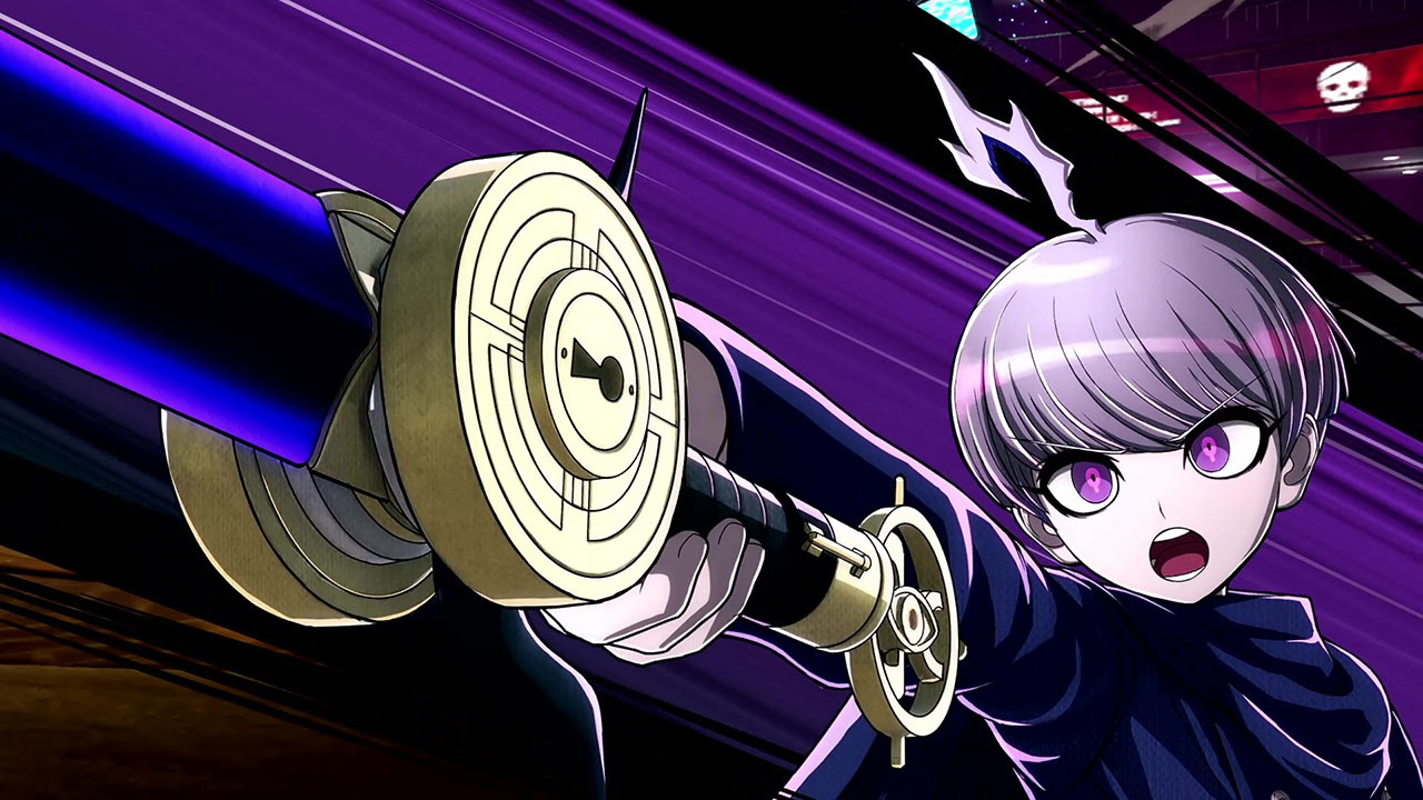 Personaggio anime con capelli e occhi viola impugna una grande spada a forma di chiave su sfondo viola.