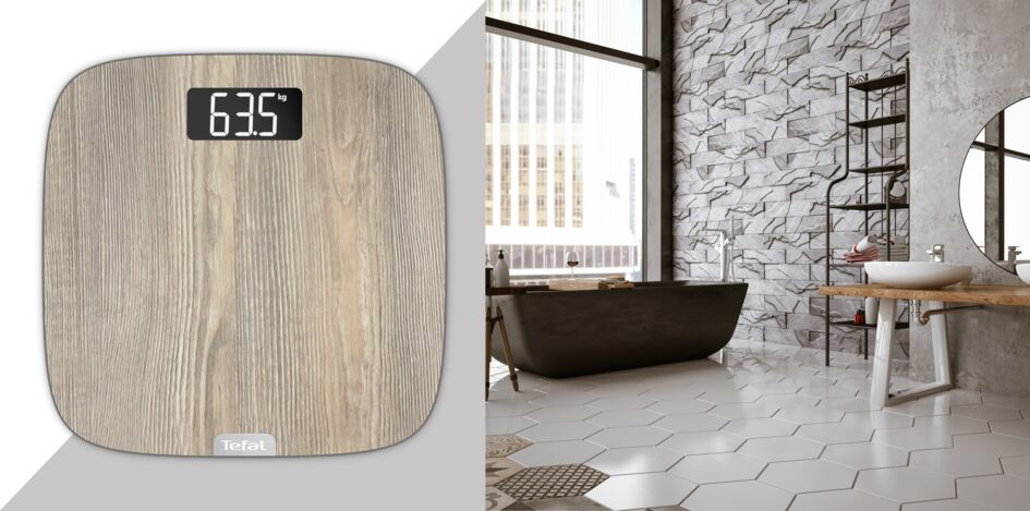 Bilancia digitale con finitura in legno e display LED in bagno moderno.