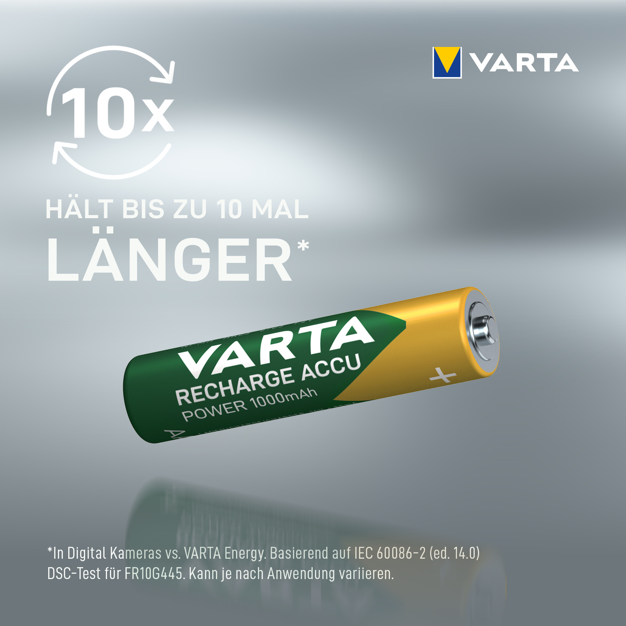 Una batería verde y amarilla Varta Recharge Accu sobre un fondo gris con texto.
