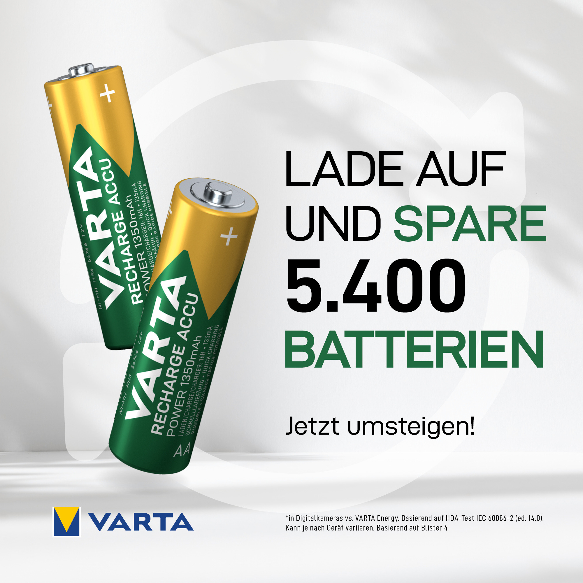 Zwei Varta AA-Akkus mit grün-goldener Gestaltung vor weißem Hintergrund mit Text und dem Varta-Logo.