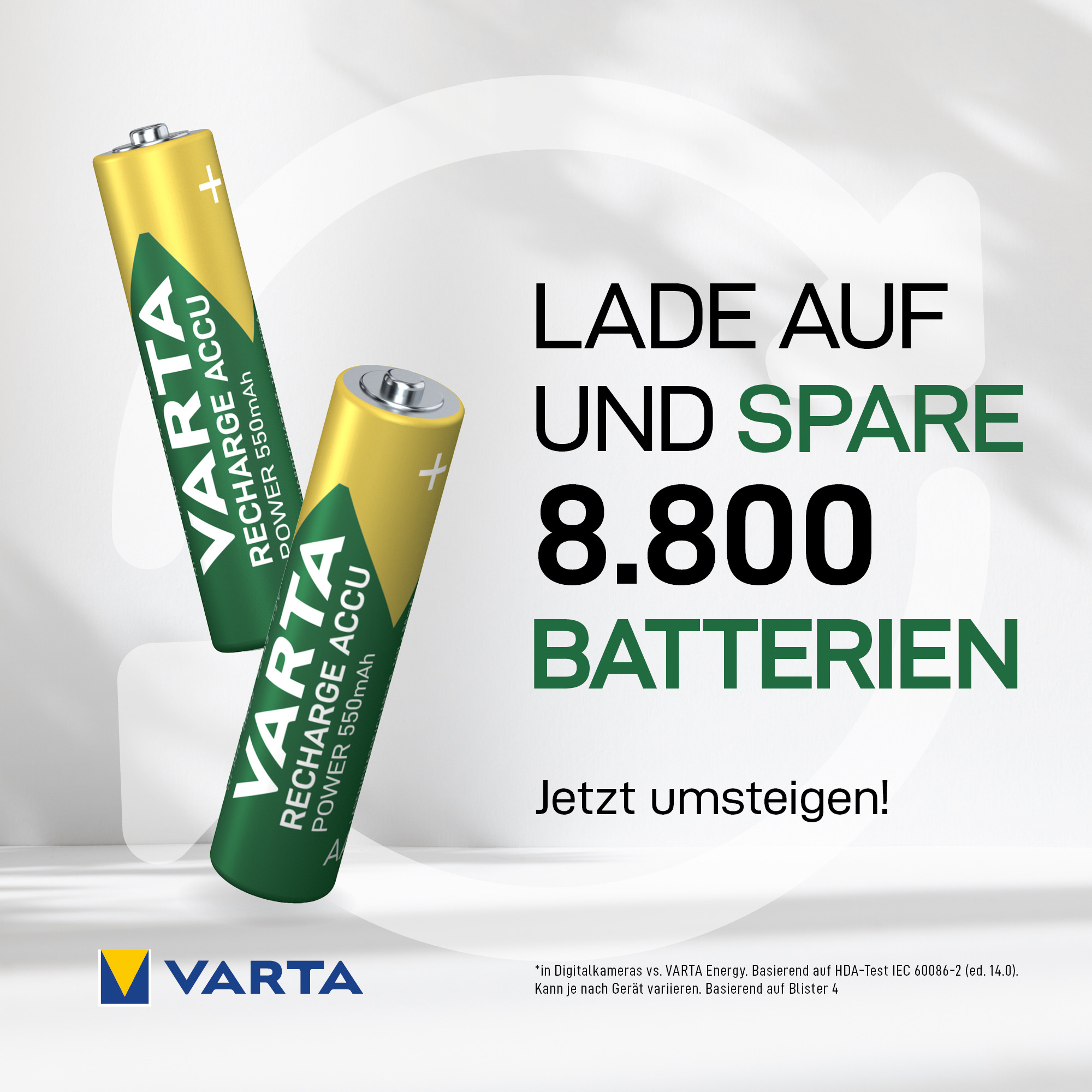 Zwei Varta-Akkus schweben über deutschem Text, der Einsparungen gegenüber Einwegbatterien bewirbt.