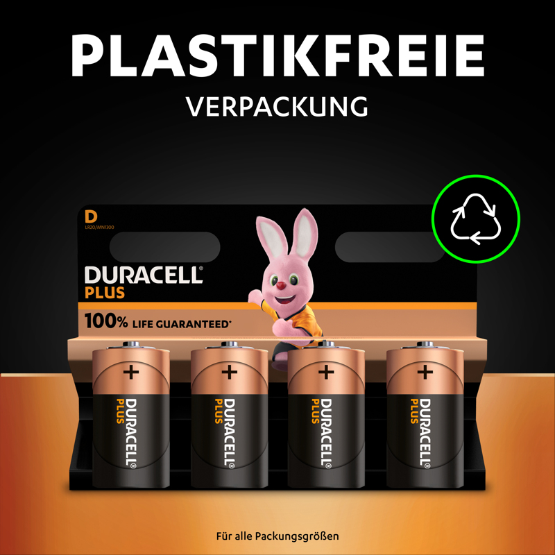 Duracell-Batterien in plastikfreier Verpackung mit rosa Maskottchen vor schwarzem Hintergrund.