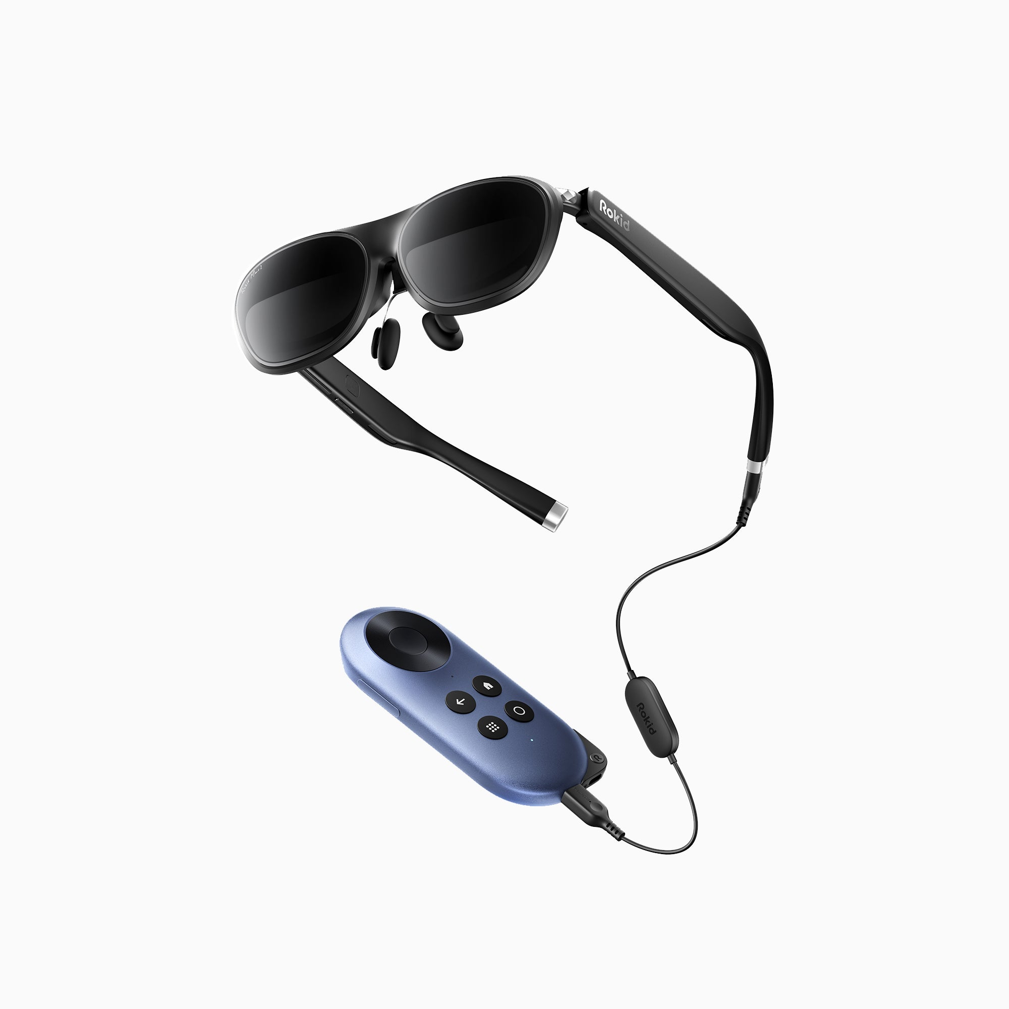 Occhiali AR neri collegati a un controller blu su sfondo bianco.