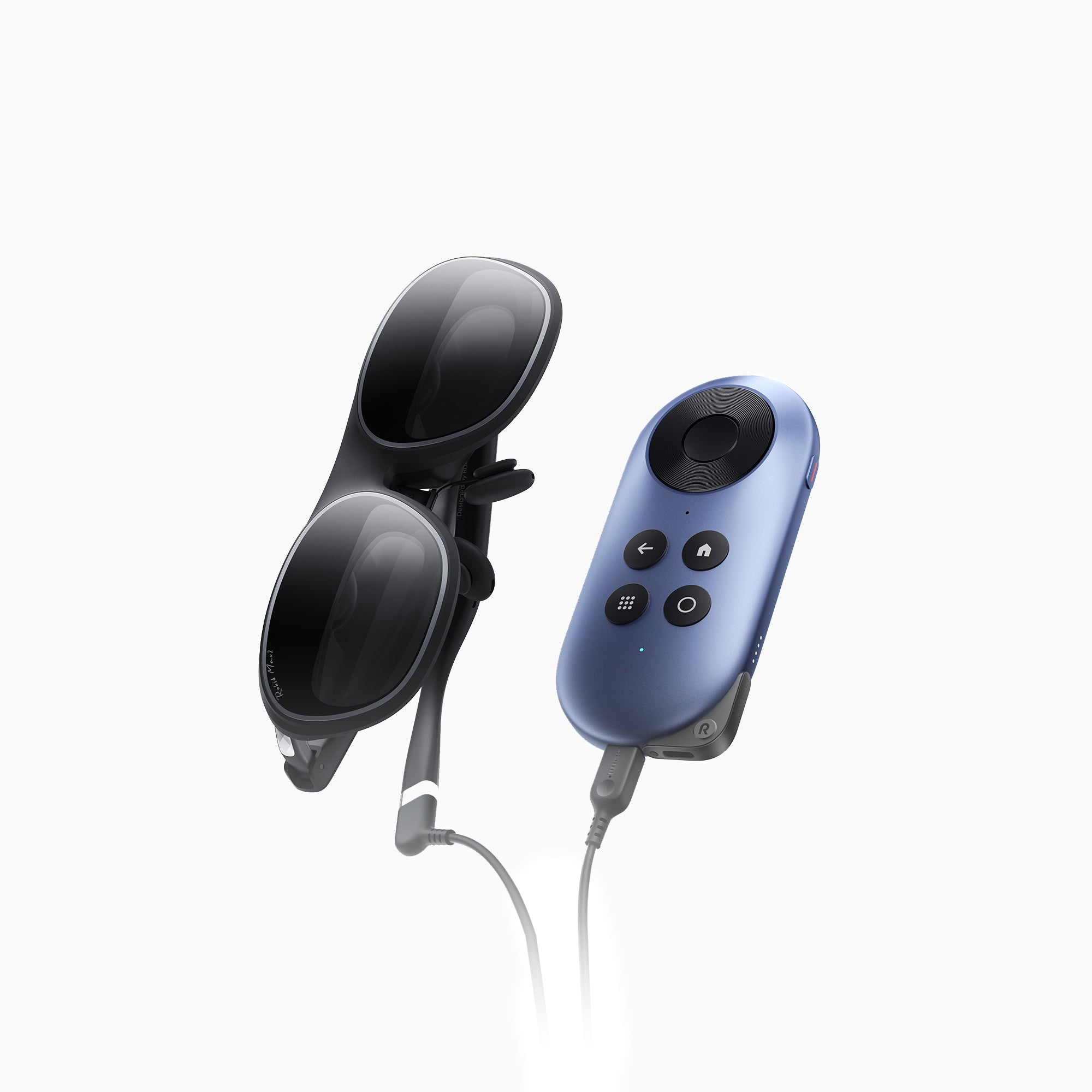 Occhiali smart neri con controller blu collegato su sfondo bianco.