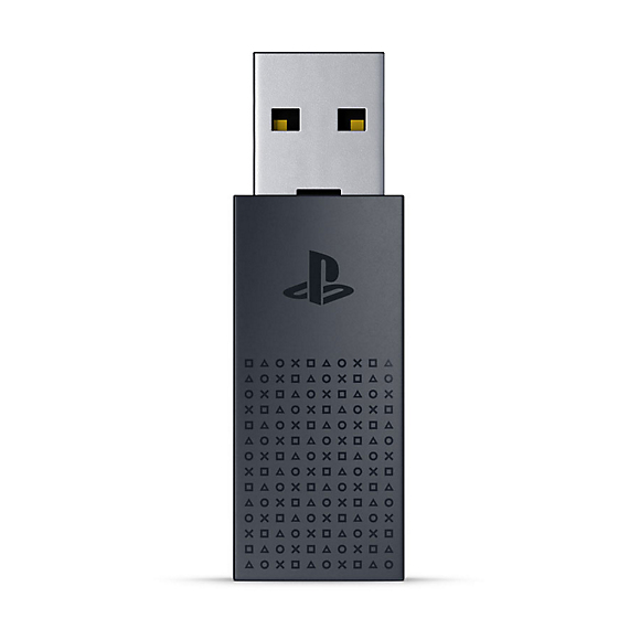 Un adaptador inalámbrico USB negro con el logotipo de PlayStation y patrón de símbolos sobre fondo blanco.