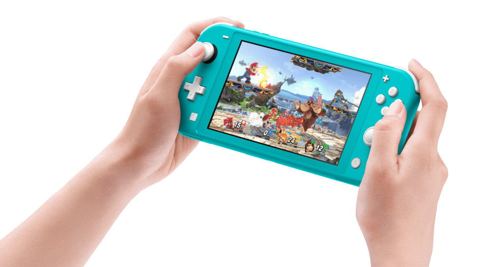 Osoba trzymająca turkusową konsolę Nintendo Switch Lite z grą wideo wyświetlaną na ekranie.