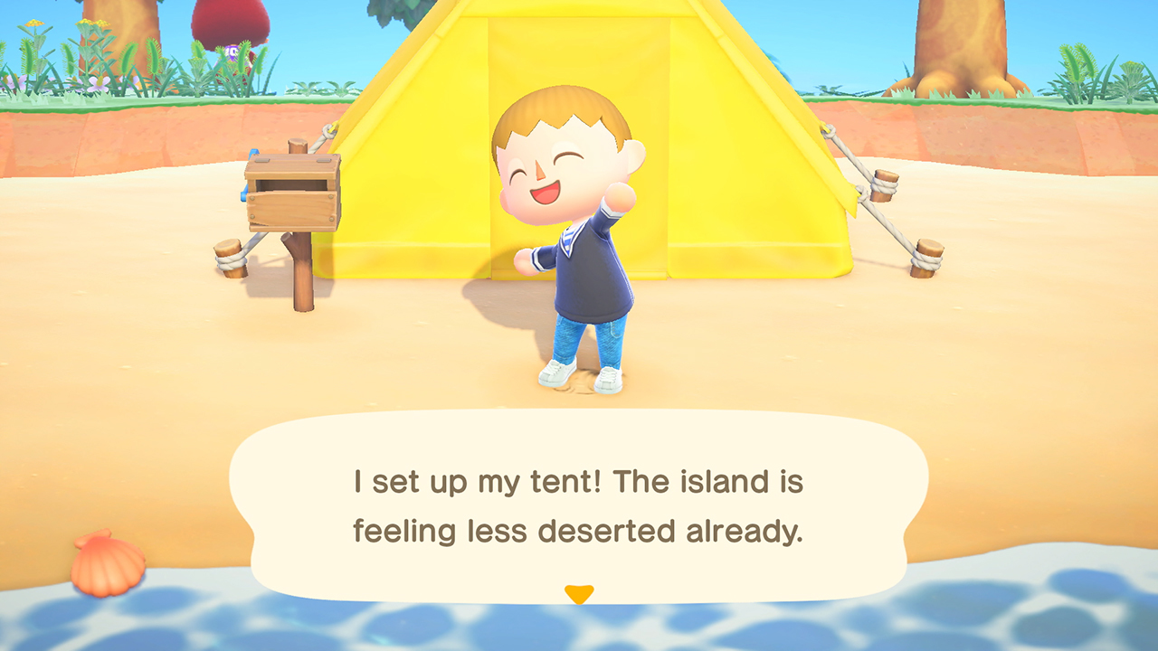Een blond personage in een donkerblauw shirt en jeans glimlacht voor een gele tent op een strand.