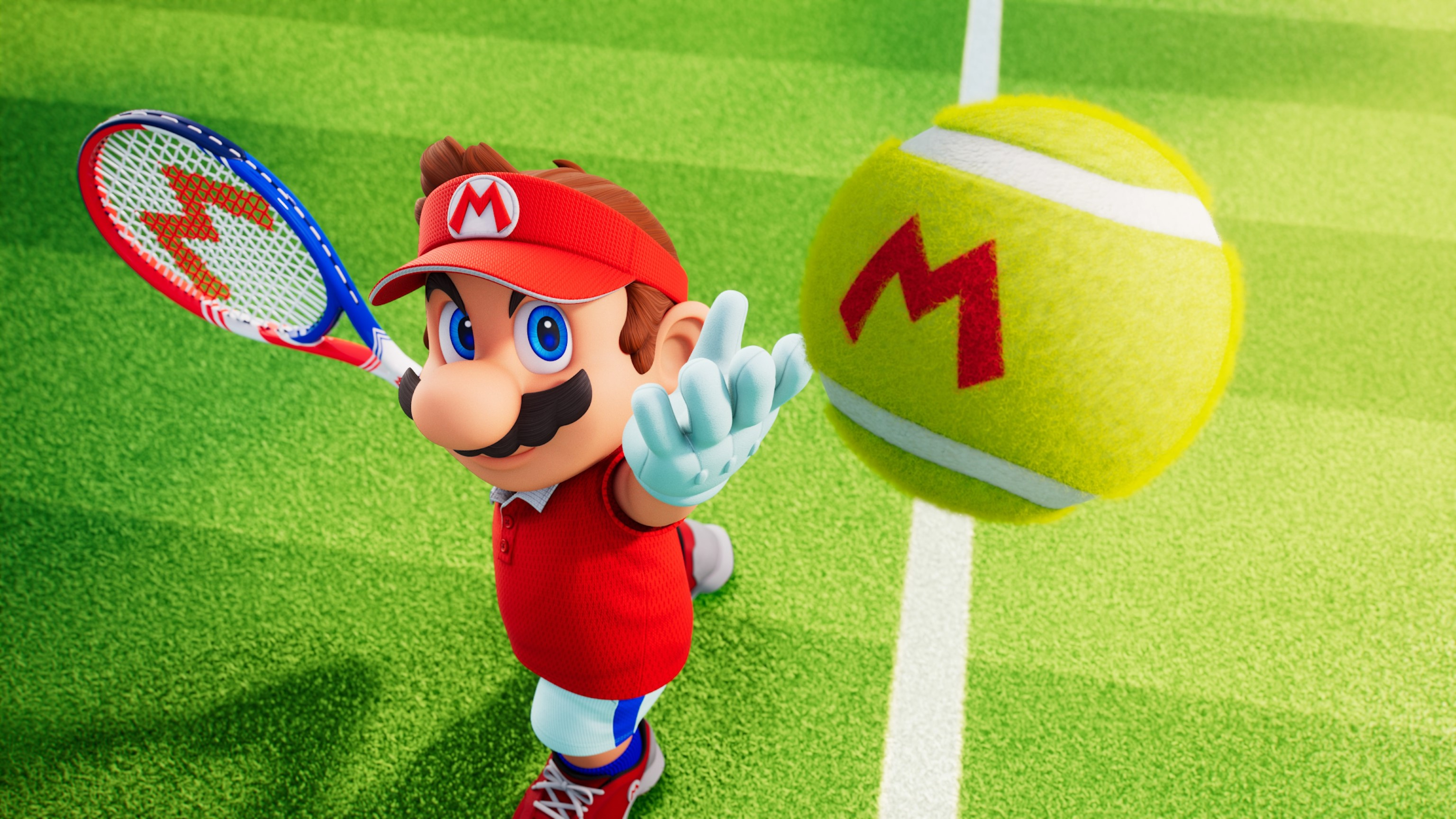 Mario con ropa de tenis roja y azul sostiene una raqueta y señala una pelota gigante con una M en una cancha.