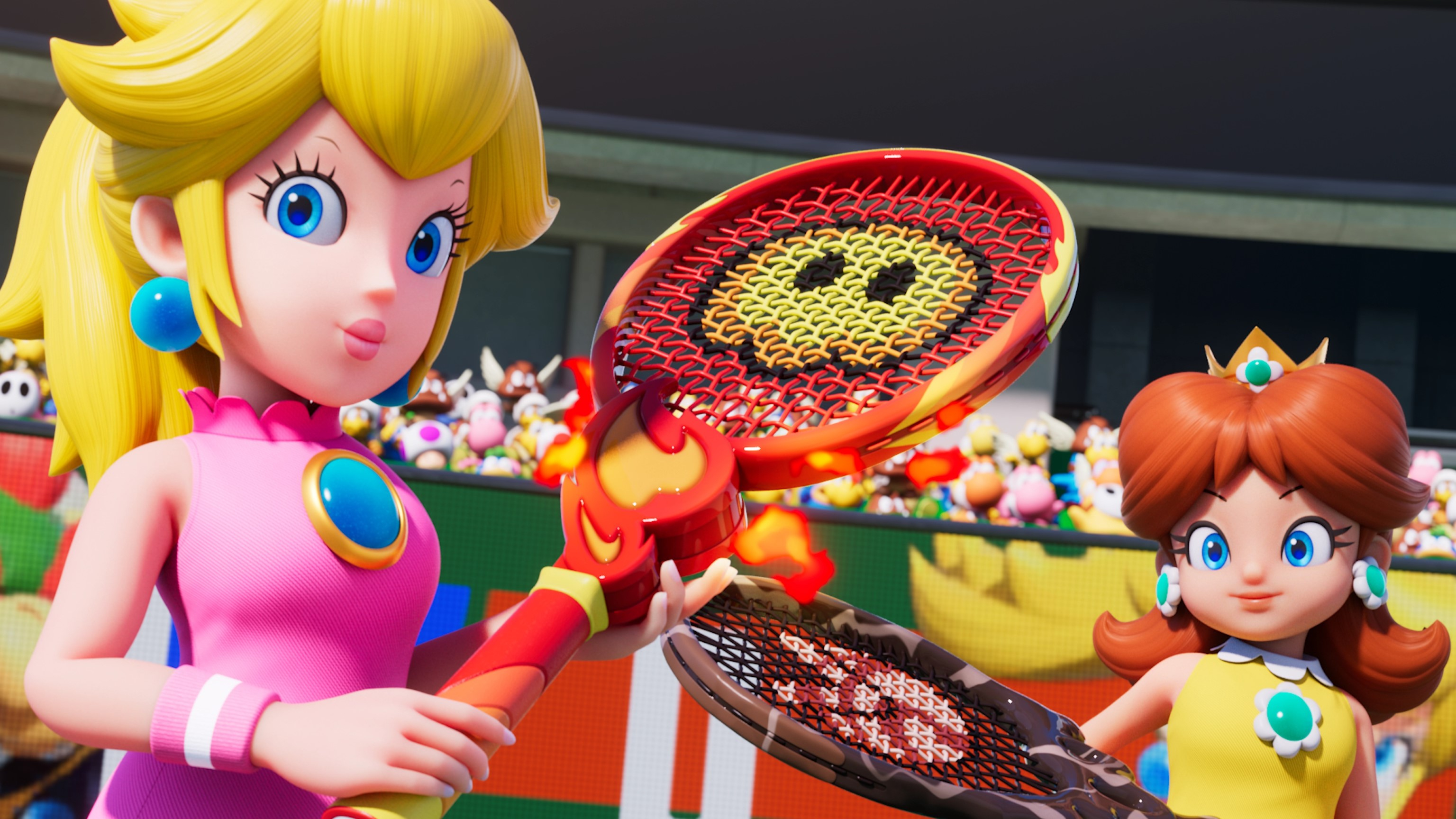 Princesa Peach y Daisy sosteniendo raquetas de tenis en llamas en una cancha con público.