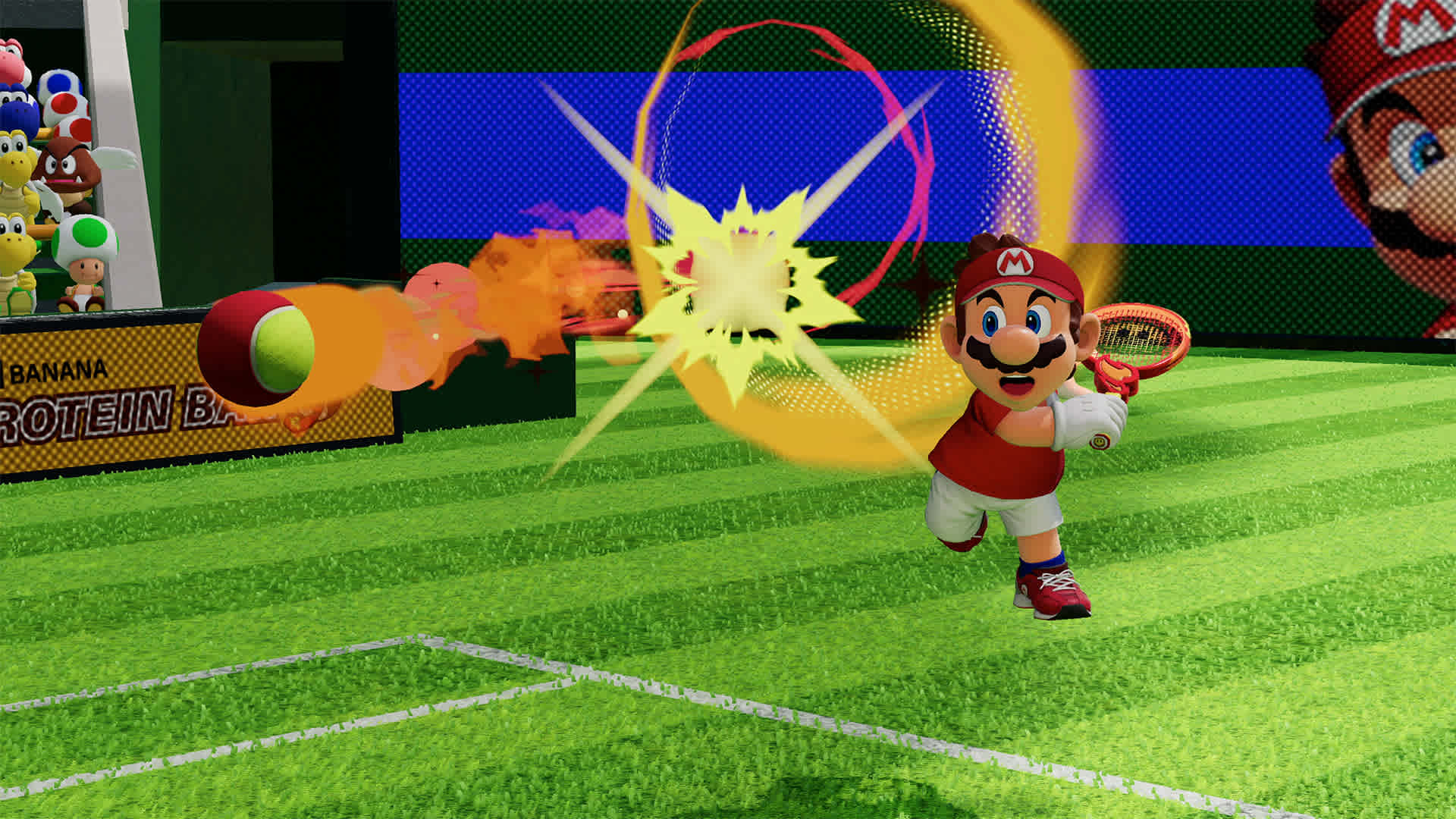Mario golpea una pelota de tenis brillante con su raqueta en una cancha verde.