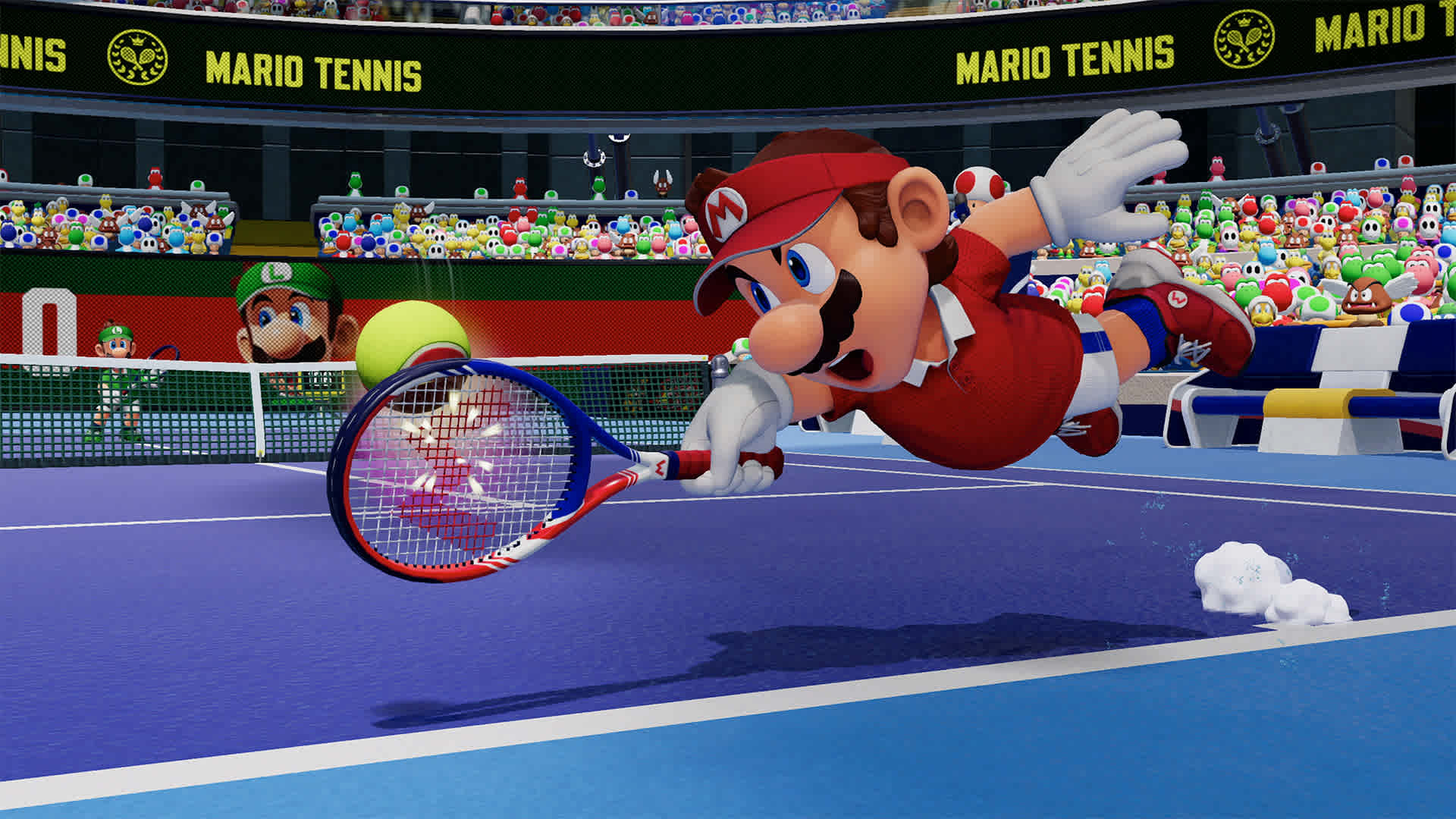 Mario se lanza con una camiseta roja para golpear una pelota de tenis en una cancha azul con una multitud animando de fondo.