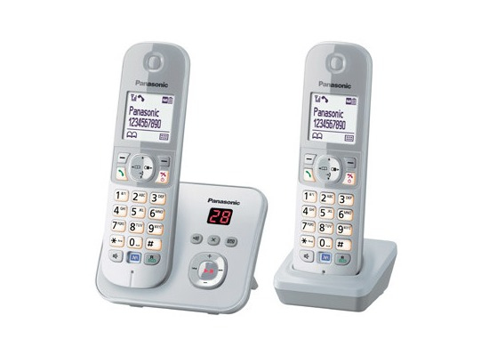 Dos teléfonos inalámbricos Panasonic plateados con estación base que muestra el número 28 sobre fondo blanco.