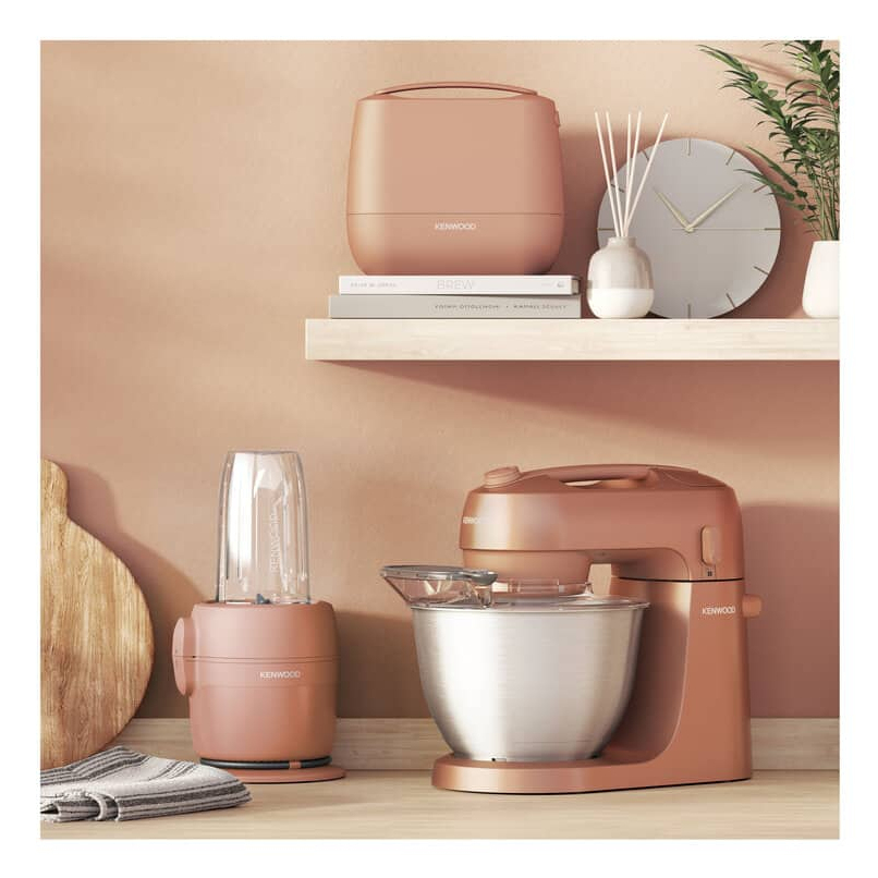 Roségoldener Kenwood Mixer, Blender und Toaster auf Holzarbeitsplatten mit Regal mit Uhr und Pflanze.