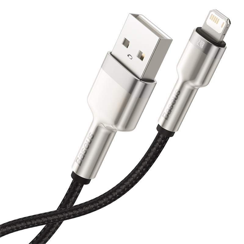 Un cable de carga USB trenzado negro con conectores USB-A y Lightning plateados.