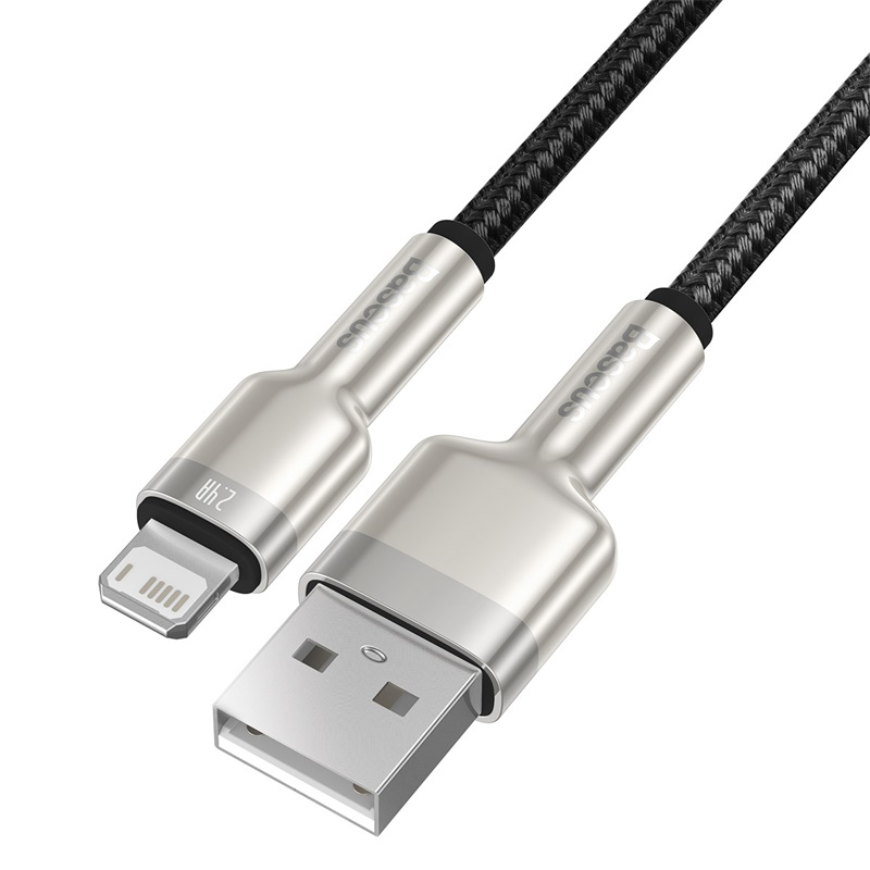 Un cable trenzado negro de USB-A a Lightning con conectores de metal plateado sobre fondo blanco.