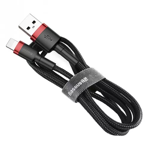 Zwinięty czarny kabel USB z czerwonymi akcentami i tekstylnym oplotem, zabezpieczony markowym paskiem.