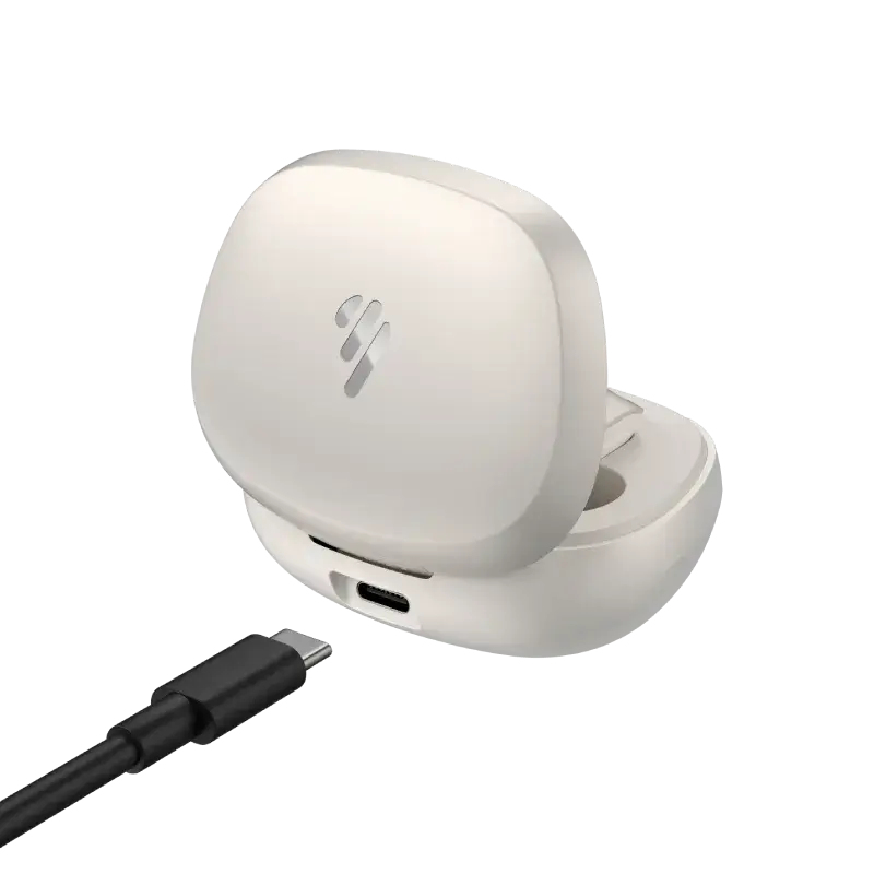 Otwarte białe etui ładujące do słuchawek z portem USB-C i czarnym kablem USB na białym tle.