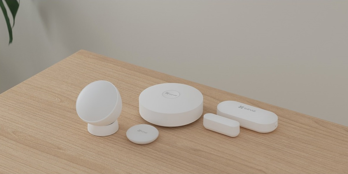 Varios dispositivos inteligentes blancos están sobre una mesa de madera.