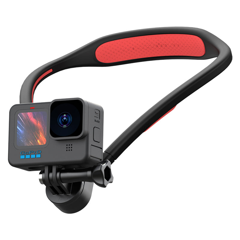 Eine schwarze GoPro-Kamera mit rotem Nackenband vor weißem Hintergrund.