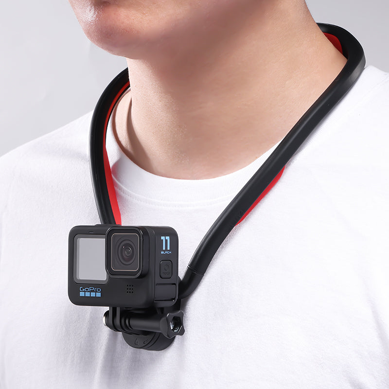 Eine Person trägt eine schwarz-rote Nackenhalterung mit einer GoPro-Kamera vor weißem Hintergrund.