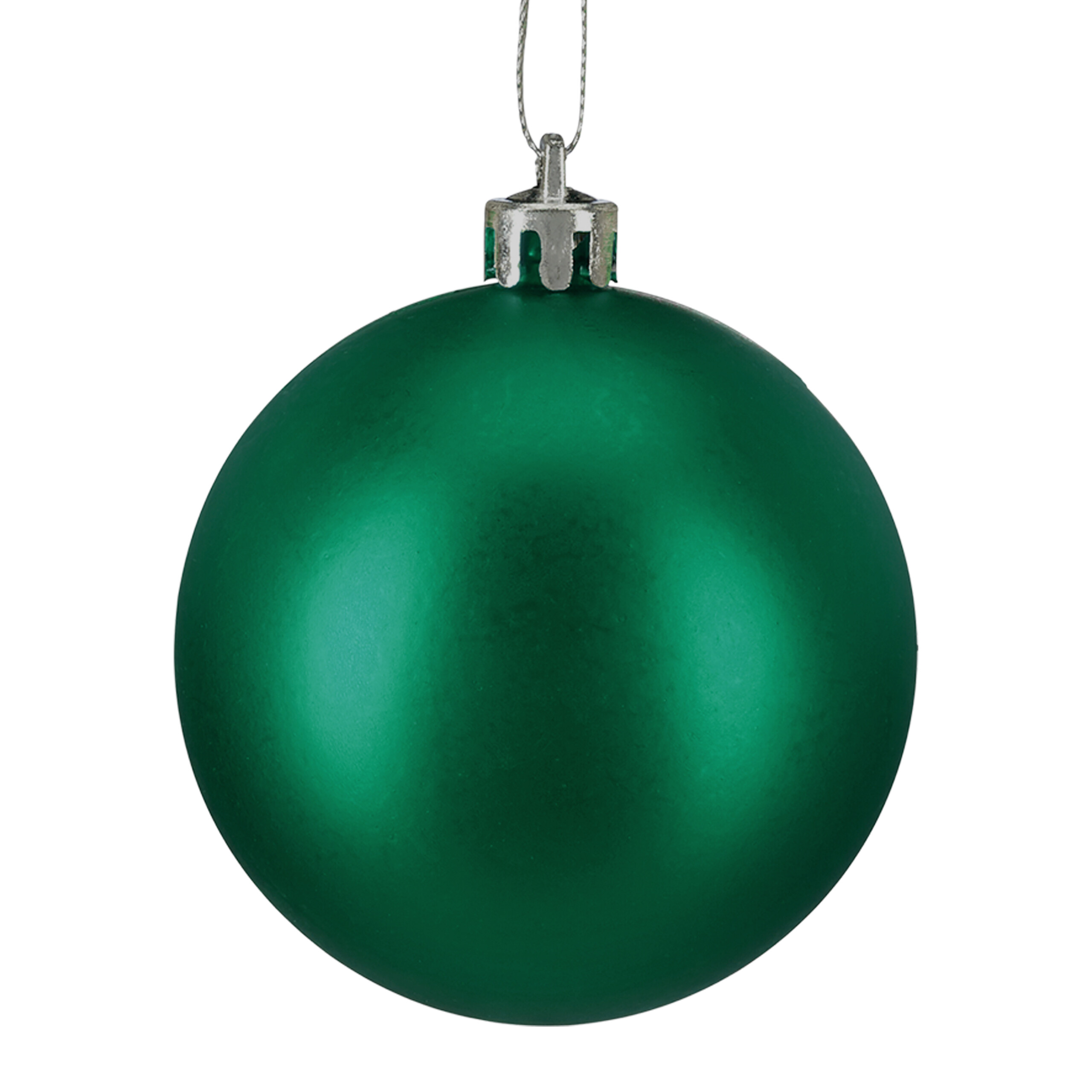 Eine grüne, matte Weihnachtskugel hängt an einem silbernen Aufhänger vor weißem Hintergrund.