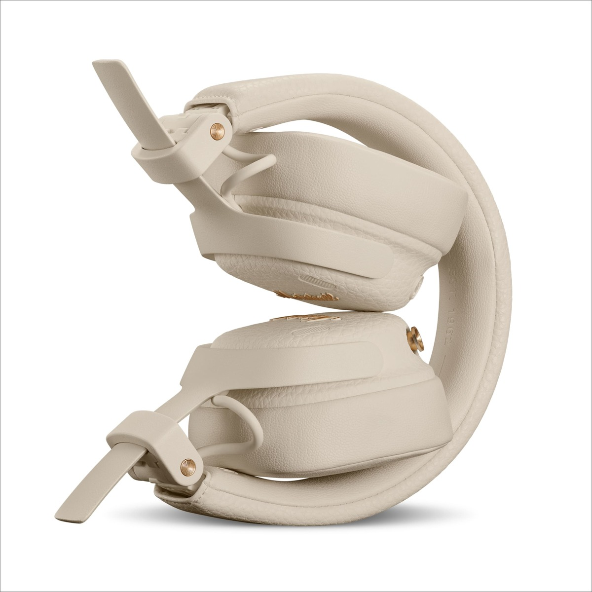 Creme, zusammengeklappte On-Ear-Kopfhörer mit goldenen Akzenten auf weißem Hintergrund.