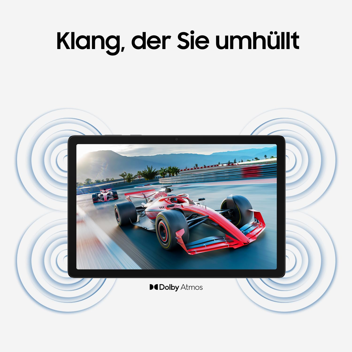 Ein Tablet zeigt ein Formel-1-Rennen, umgeben von kreisförmigen Klangwellen und dem Text Klang, der Sie umhüllt.