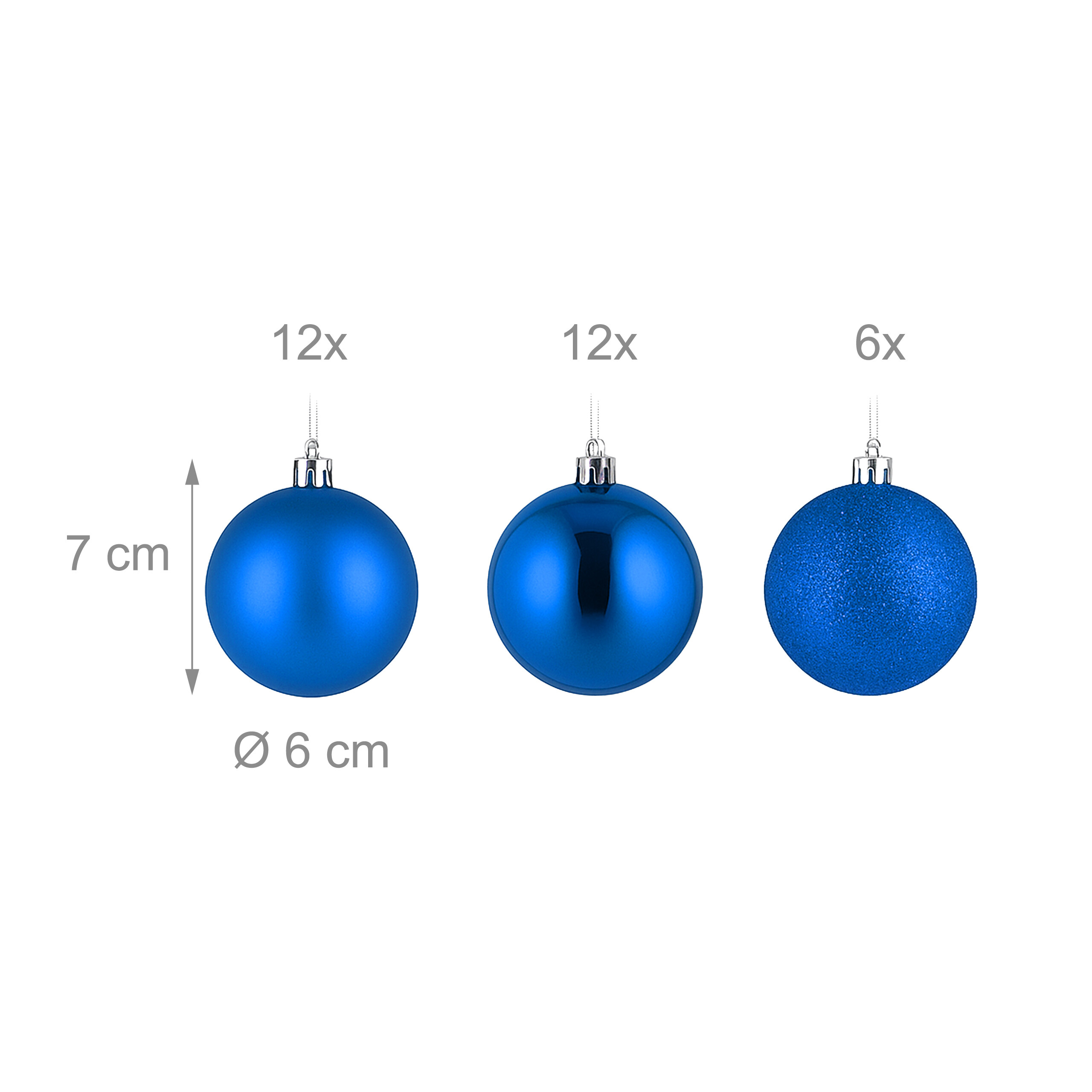Drei blaue Weihnachtskugeln mit Maßen von 6cm Durchmesser und 7cm Höhe auf weißem Hintergrund.