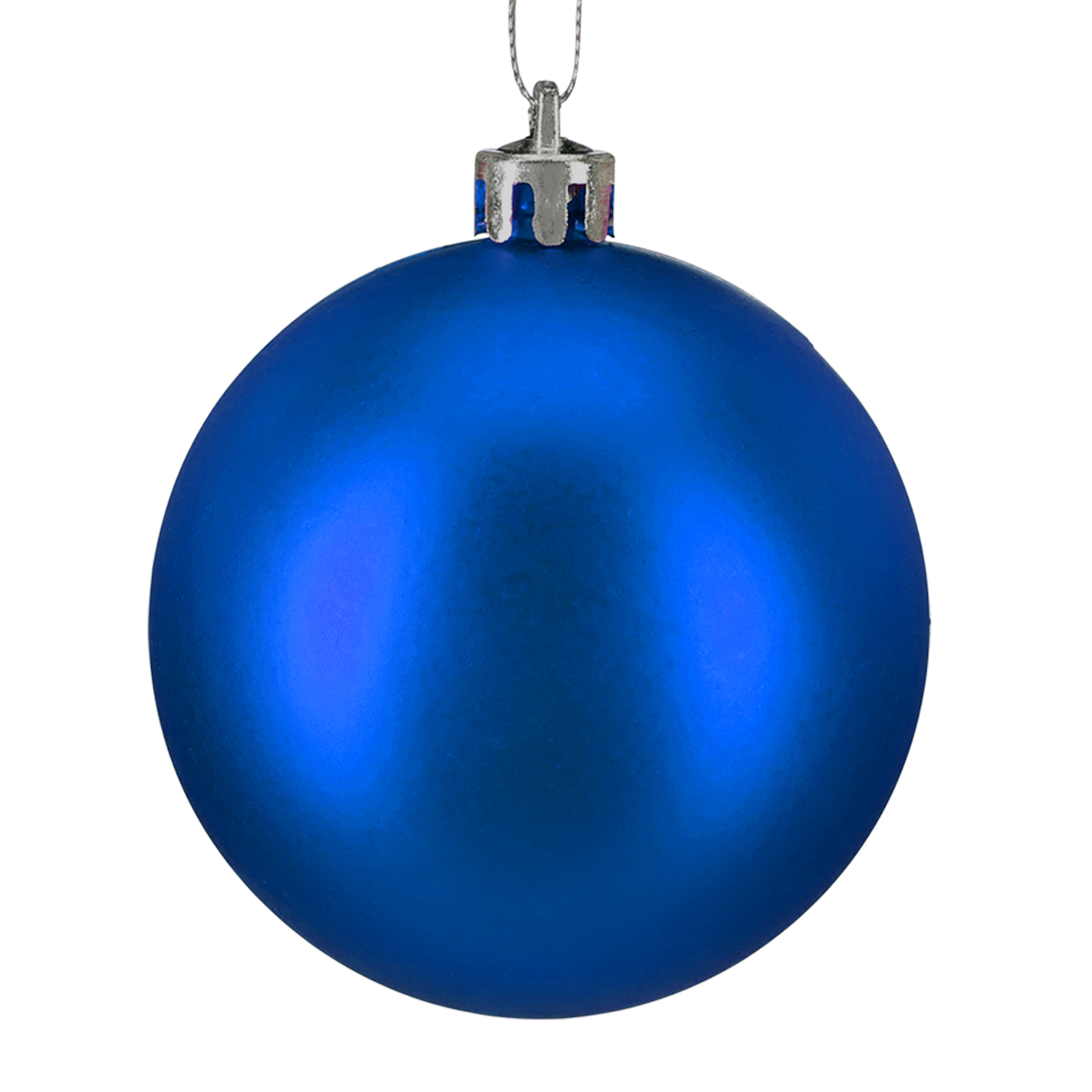 Eine glatte, matte blaue Weihnachtskugel hängt an einer Silberkappe vor weißem Hintergrund.
