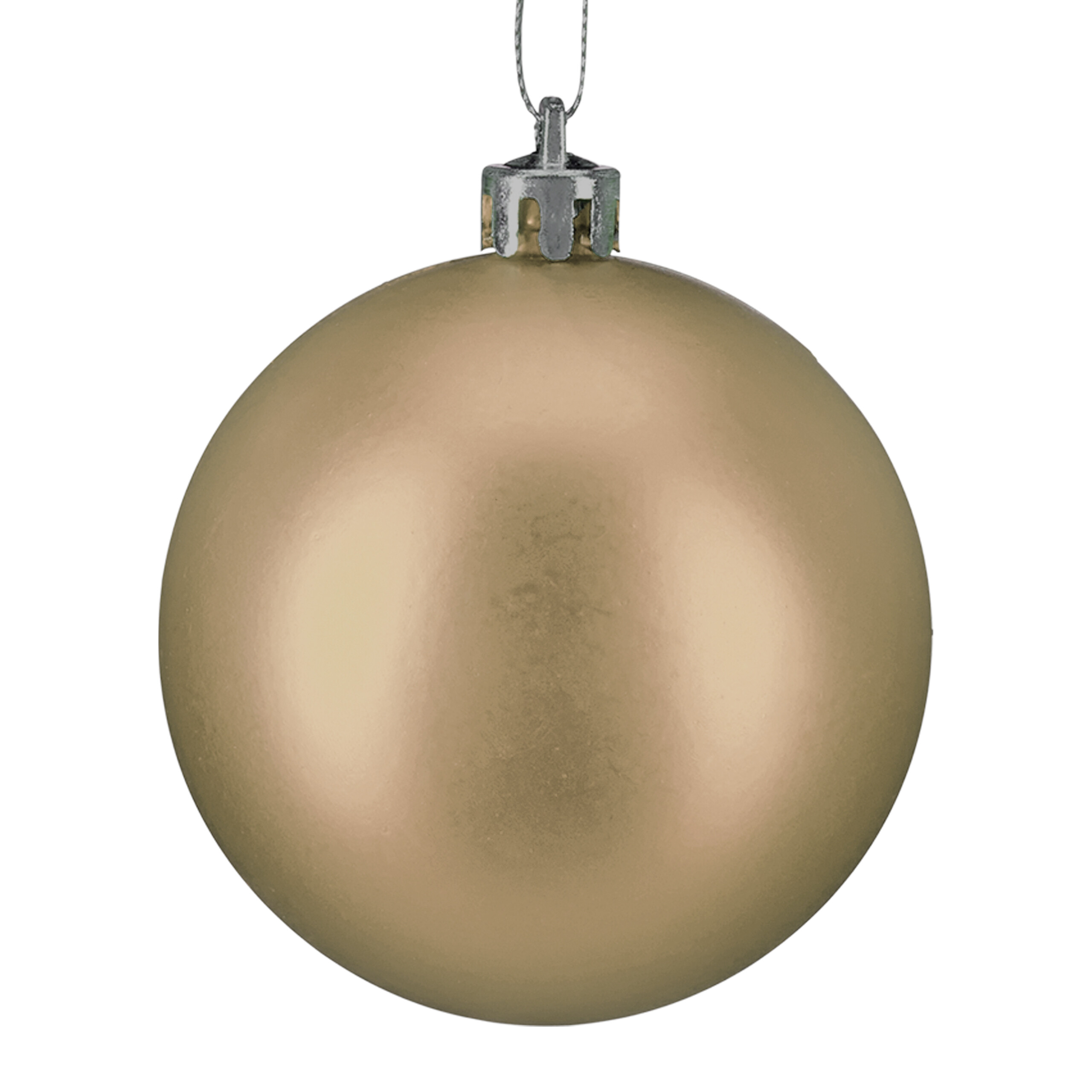 Eine matte goldene Weihnachtskugel mit silberner Aufhängung vor weißem Hintergrund.