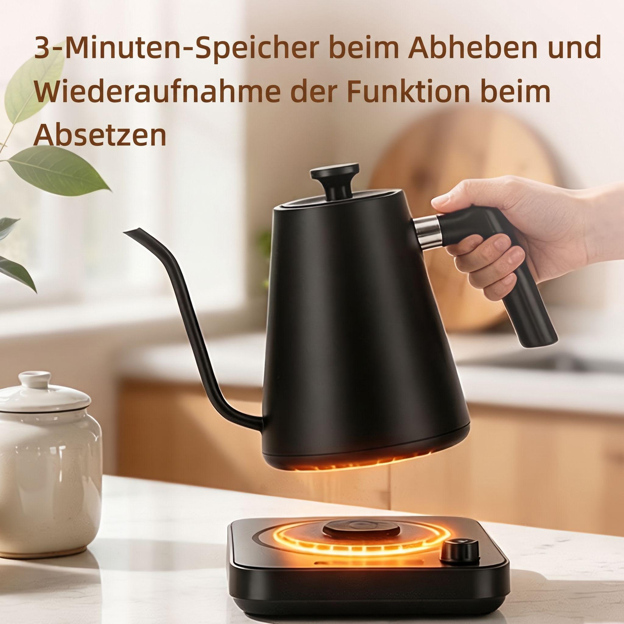 Hand hebt einen schwarzen Wasserkocher von einer leuchtenden Herdplatte in einer Küche ab.
