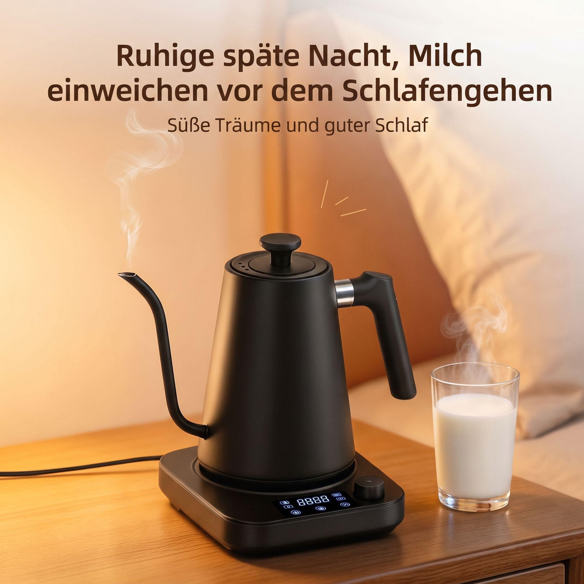 Ein schwarzer Wasserkocher und ein Glas dampfende Milch auf einem Nachttisch mit deutschem Text.
