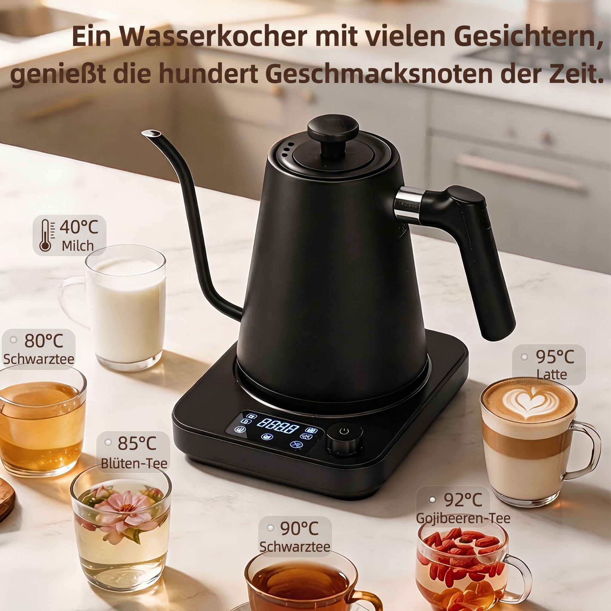 Ein schwarzer elektrischer Wasserkocher mit langem Ausguss steht auf einer Marmorplatte, umgeben von Tassen mit Getränken.