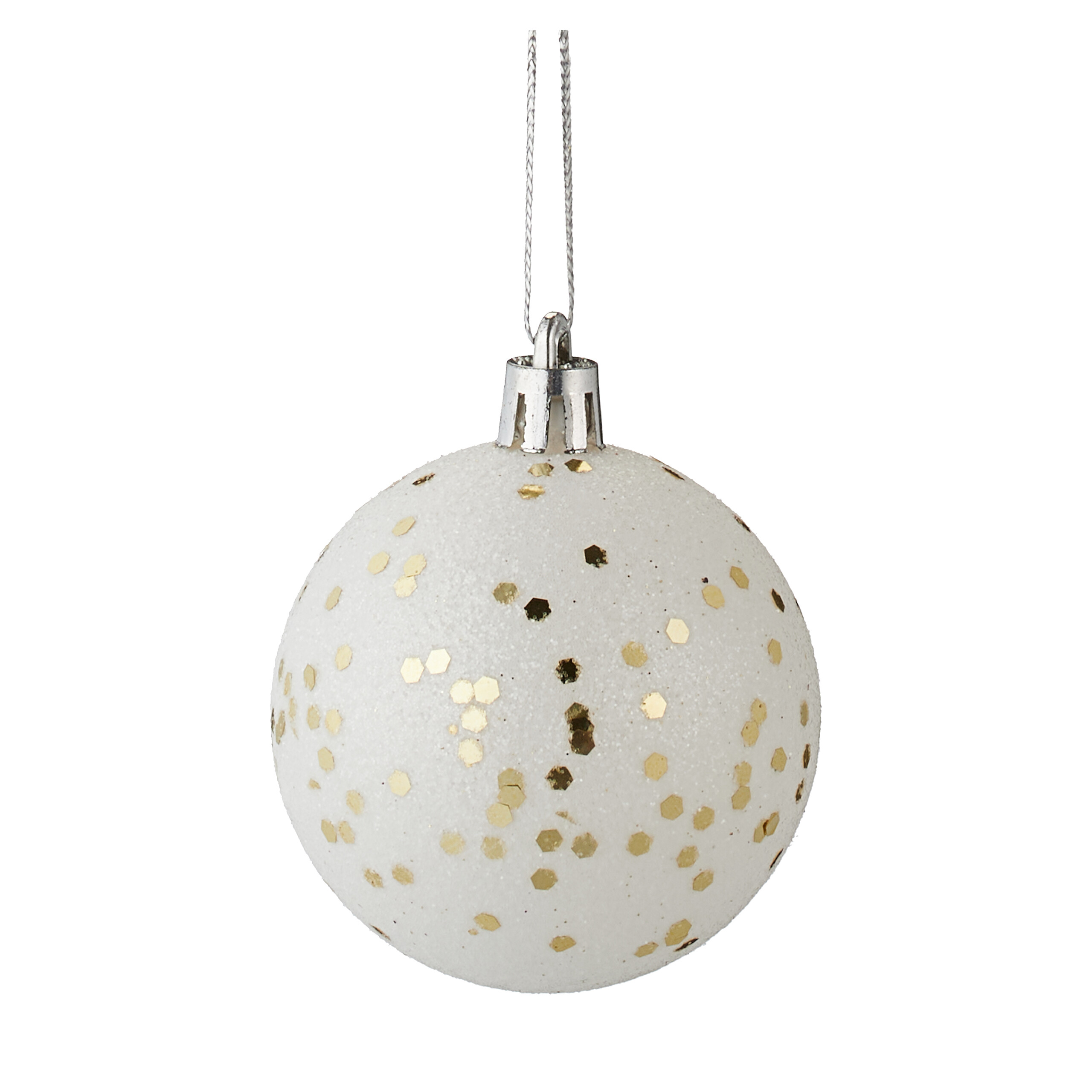 Eine weiße Weihnachtskugel mit goldenen Glitzerpailletten hängt an einer Schnur vor weißem Hintergrund.