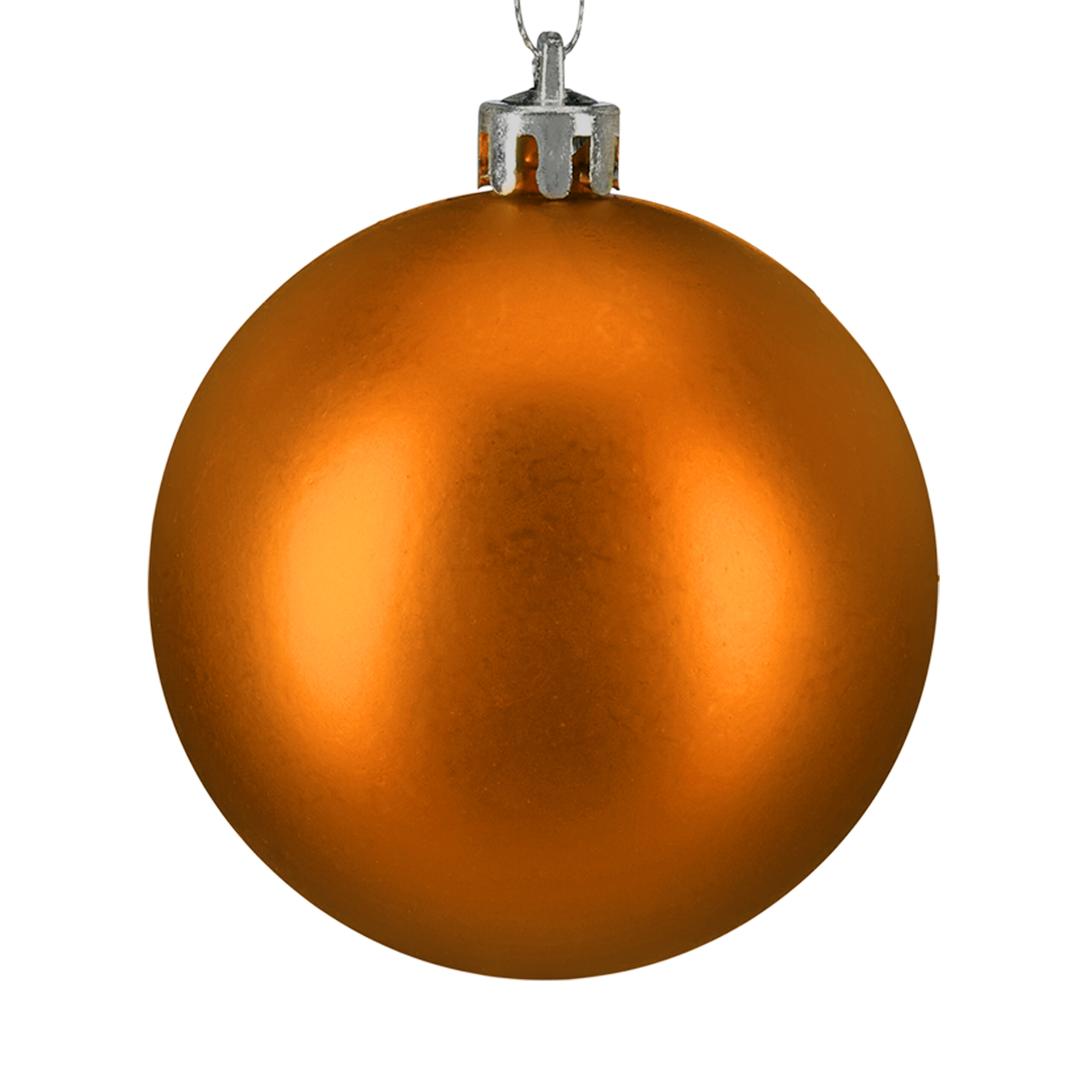 Eine glänzende, orangefarbene Weihnachtskugel mit einer silbernen Aufhängung vor weißem Hintergrund.