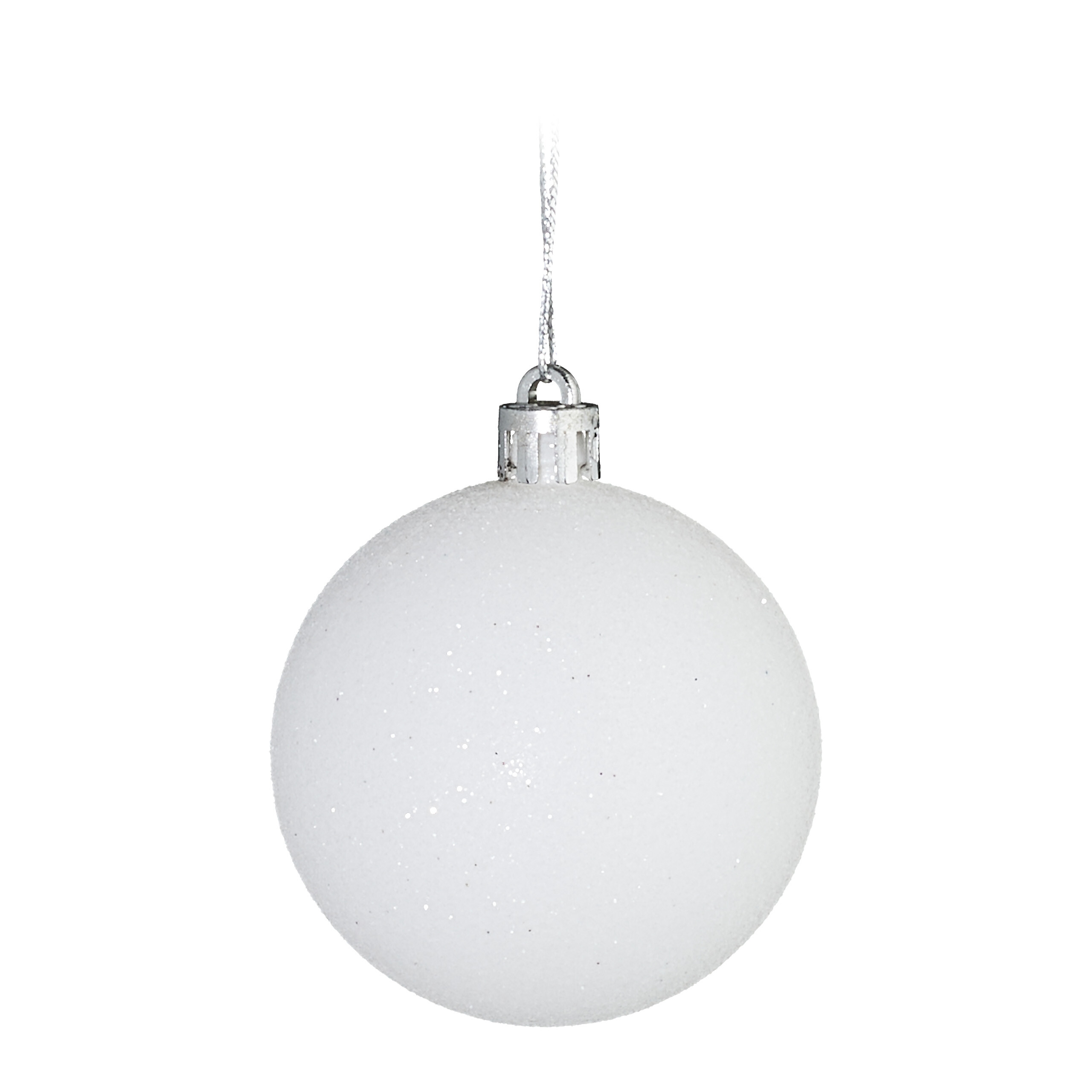 Eine weiße Weihnachtskugel mit GlITTER an einer silbernen Kordel auf weißem Hintergrund.