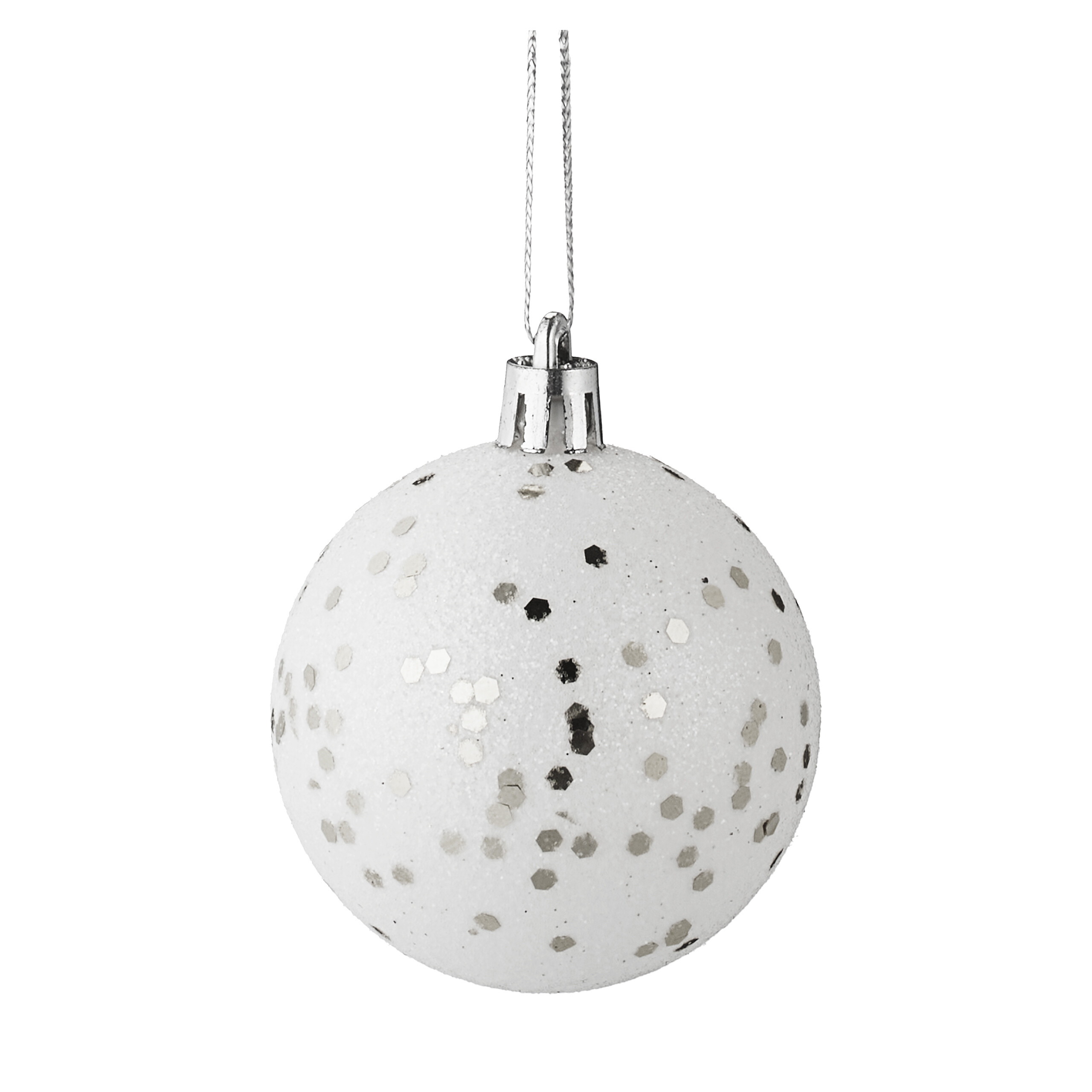 Eine weiße Weihnachtskugel mit silbernem GlITTER hängt an einer Schnur vor weißem Hintergrund.