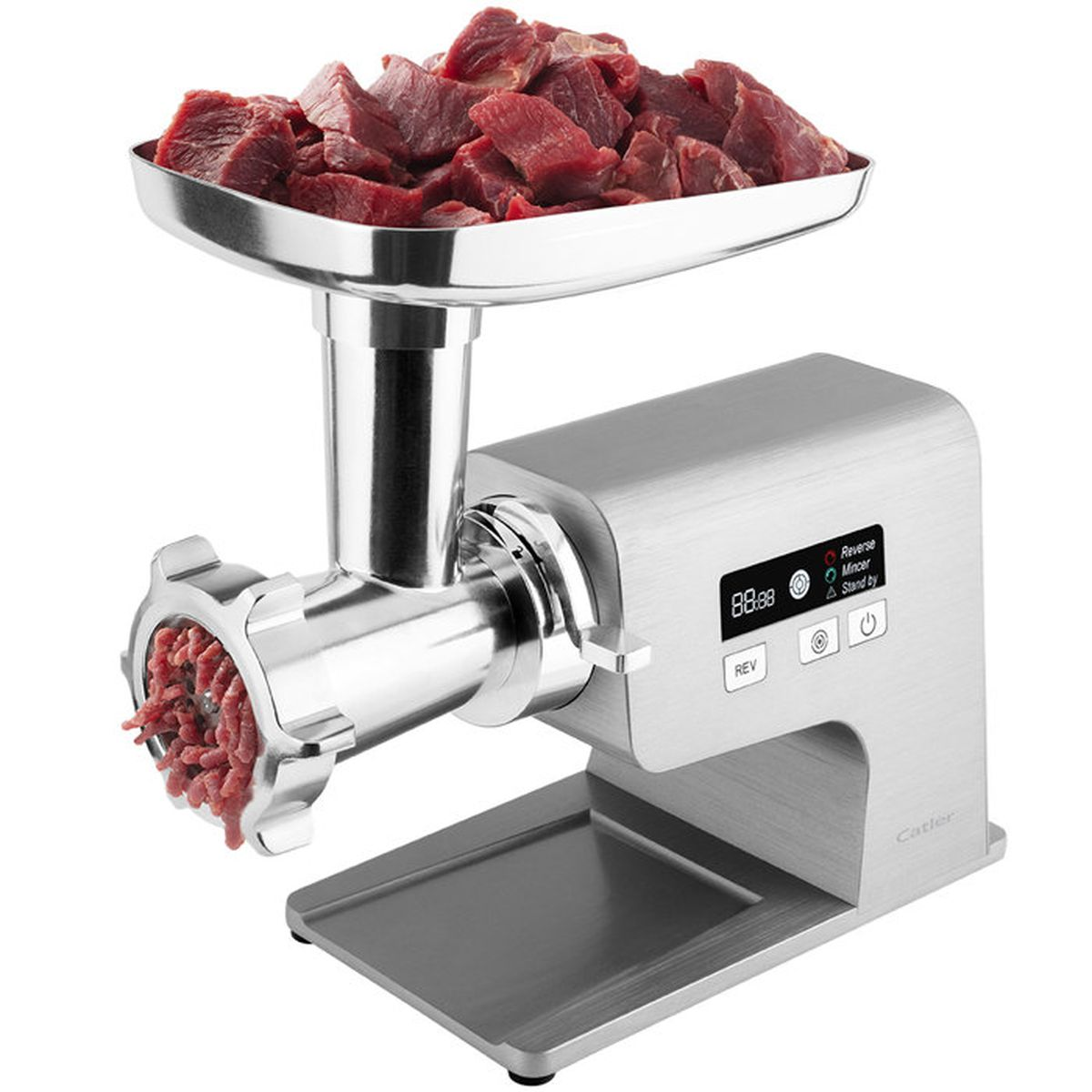 Ein silberner elektrischer Fleischwolf mit gewürfeltem Rindfleisch und Hackfleisch vorne.