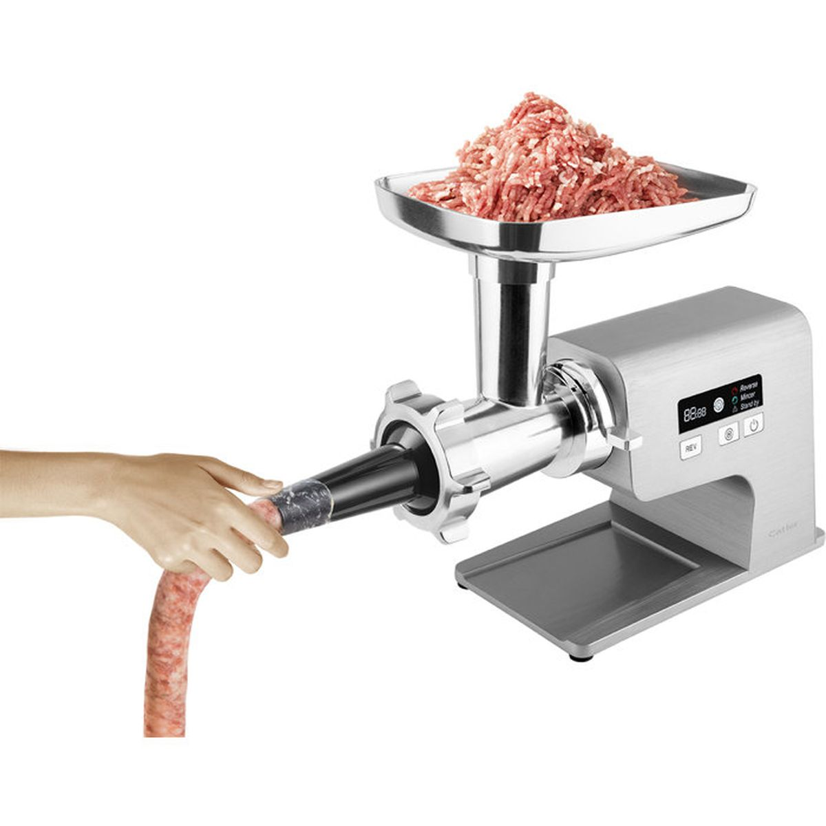 Ein silberner Fleischwolf mit gehacktem Fleisch im oberen Behälter füllt eine Wurst aus.