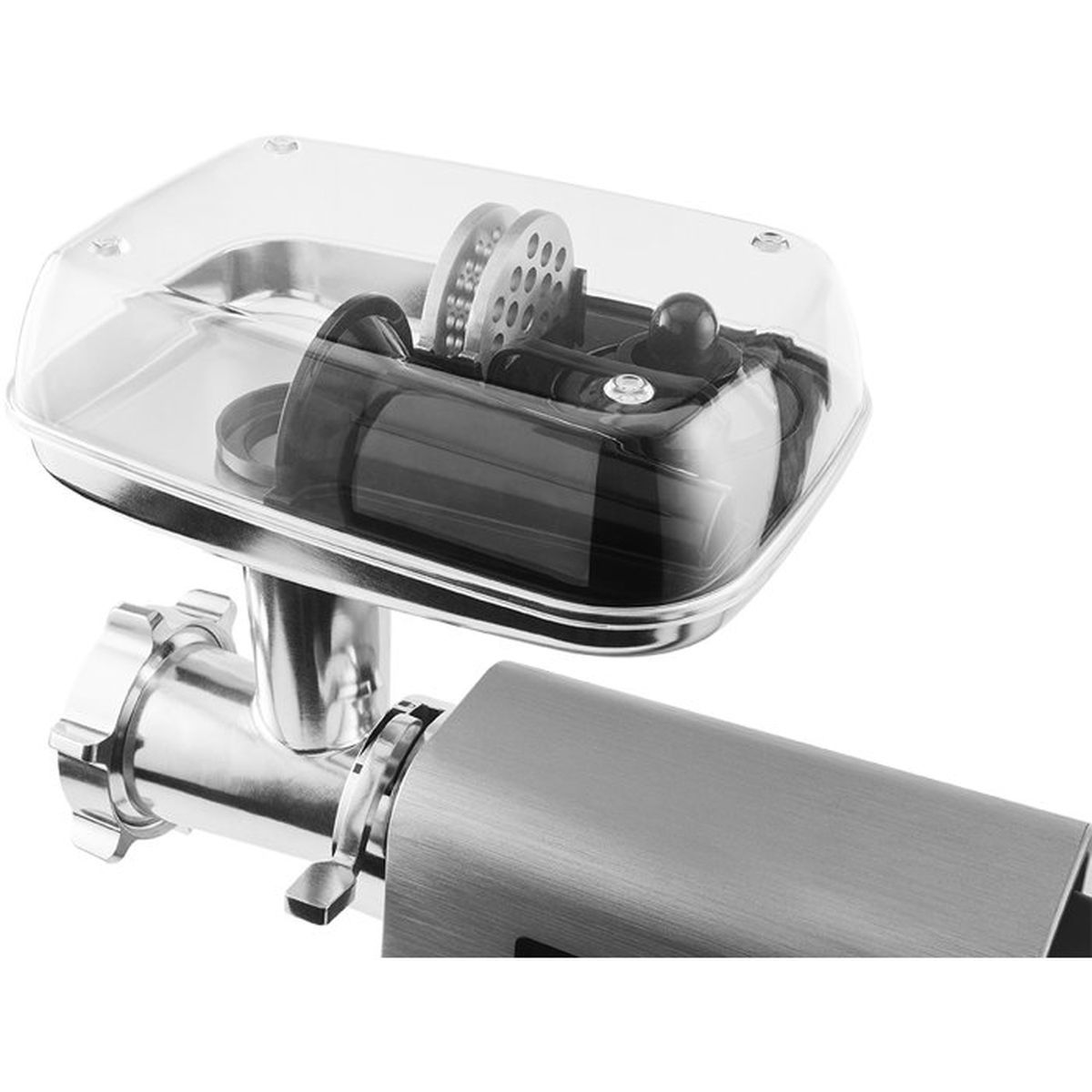 Ein silberner Fleischwolf mit einer transparenten Abdeckung über dem Tablett und Zubehör im Inneren.