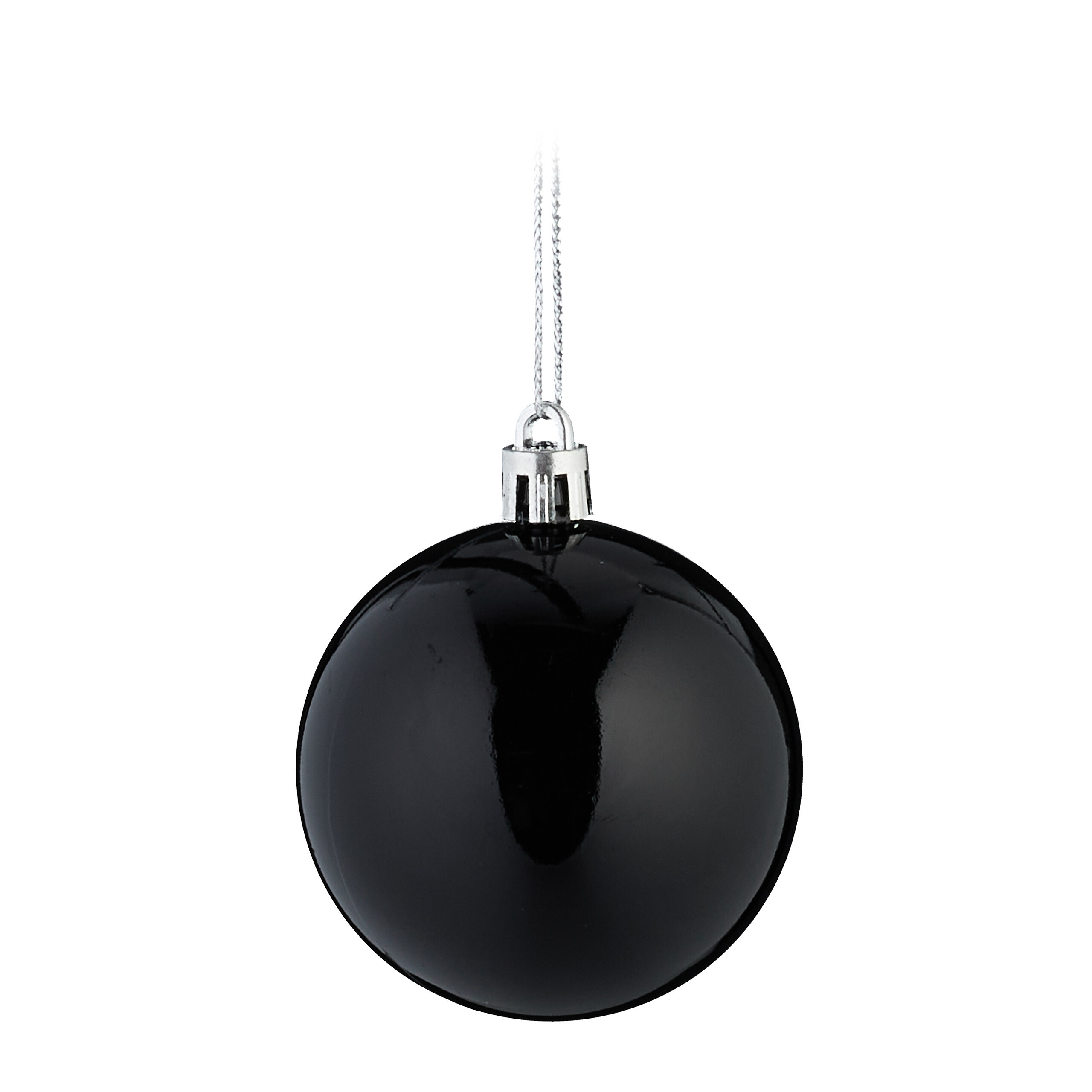 Eine glänzende schwarze Weihnachtskugel hängt an einem silbernen Band vor weißem Hintergrund.
